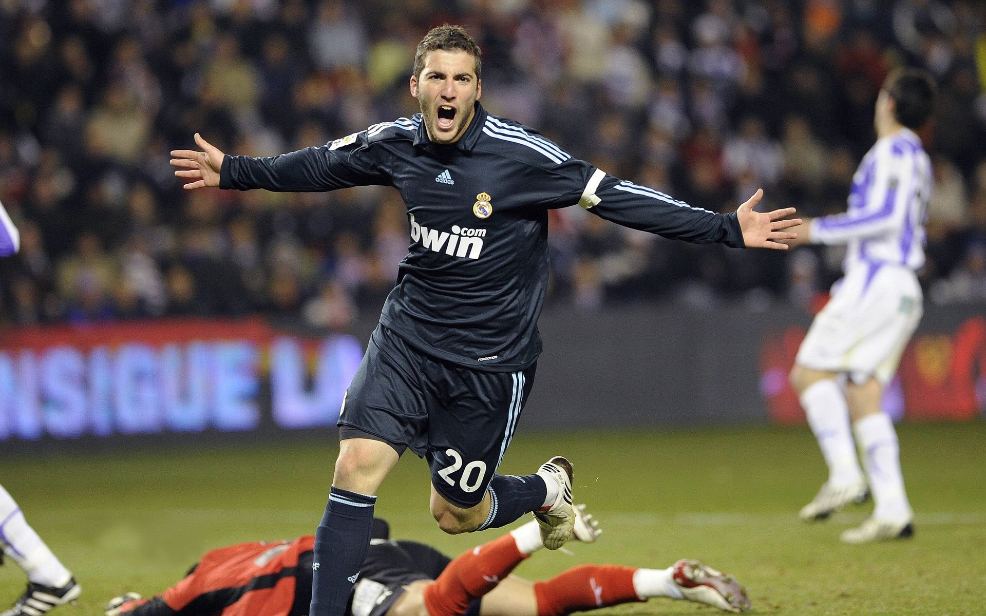 九游电竞站-英超裁判采用语境预设标准提升临场语言一致性,2021赛季英超裁判